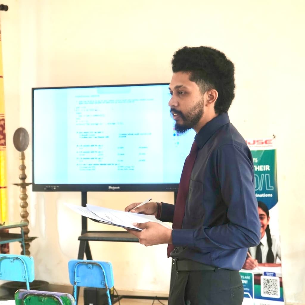Shamodha Sahan lecturing at Institute of Software Engineering